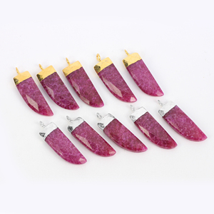 Pendentif plat vintage plaqué or plaqué à facettes teintées en rubis corne arc-en-ciel en forme de pointe fêtes en pierres précieuses - Product Image 5