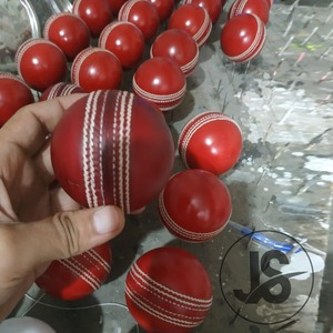 Pelota de Críquet Roja de Cuero de la Mejor Calidad al por Mayor, Empaque Personalizado con Logotipo, Colores, Entrenamiento Profesional - Product Image 2