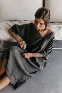 Vestido de lino de media manga hasta la rodilla, tejido de crepé de color negro a la moda - Product Image 2