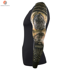 Chemise de compression à manches longues pour homme, noire avec imprimé armure, séchage rapide, en polyester - Product Image 3