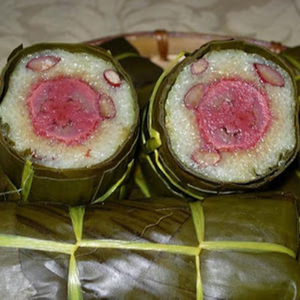 ข้าวเหนียวรูปทรงกระบอกเวียดนามและเค้กกล้วยหอมห่อด้วยกล้วย (Banh Tet) - Product Image 2