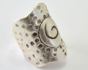 Anillo básico de ágata con diseño martillado y banda texturizada para regalos y fiestas - Product Image 1