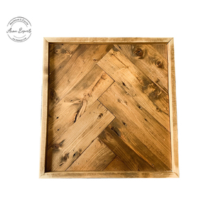 Plateau carré en bois rustique fait main avec motif chevron pour servir des collations au petit-déjeuner ou comme accent de table décoratif - Product Image 1