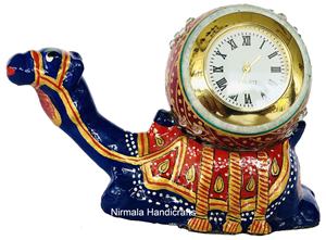 Estatua de Camello Sentado de Metal de Rajasthan con Bola Decorativa, Obra de Arte India Hecha a Mano con Esmalte, Adorno Decorativo para Mesa - Product Image 2