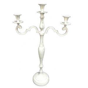 Bougeoir à 3 bras en aluminium et métal pour décoration de maison Bougeoir de sol à finition délavée en blanc pour décoration de mariage - Product Image 1