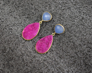 Pendientes de tuerca de piedras preciosas Druzy de Calcedonia azul y rosa hechos a mano con forma de pera chapado en oro hallazgos artesanales para regalos para ella - Product Image 3