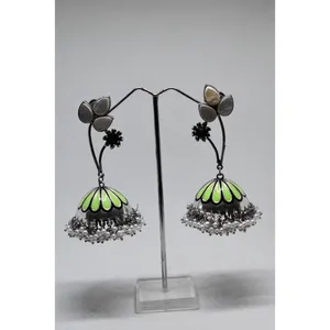 Dernière mode 2025, boucles d'oreilles jhumka en laiton aspect argent meenakari tendance pour filles et femmes - Product Image 1