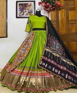 Designer Lehenga Travail manuel brodé coloré Lehenga Choli avec chemisier Vêtements traditionnels personnalisés Vêtements en gros - Product Image 5