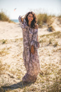 Vestido playero largo bohemio para mujer, vestido playero con hombros descubiertos y volantes de diseñador de alta calidad para verano - Product Image 2