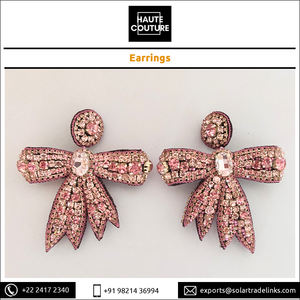 Pendientes colgantes de estilo clásico con forma de lazo para mujer bordados a mano y hechos a mano con diamantes de imitación de cristal del vendedor indio - Product Image 3