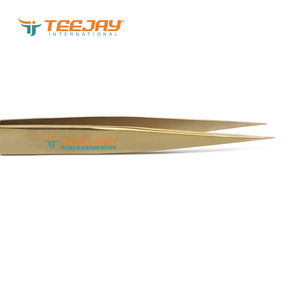 Pinzas de Aislamiento Rectas TEEJAY Plasma Gold con Punta Dentada de Acero Inoxidable, Agarre Perfecto y Punta Fina para Uso en Pestañas y Cejas - Product Image 3