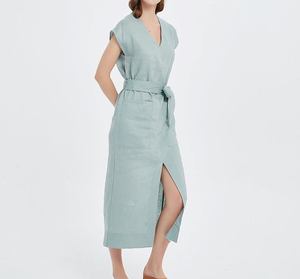 Robe longue en lin bleu clair à col en V et manches longues avec ceinture et fente avant, coupe ample, idéale pour l'été et les occasions formelles - Product Image 3