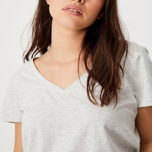 Camiseta de algodón 100% con cuello en V, estilo moderno y elegante para mujer - Product Image 6