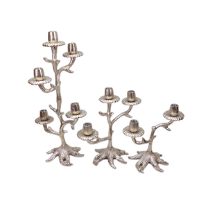 Juego de Tres Portavelas de Aluminio Plateado Hechos a Mano de Diferentes Tamaños para Decoración del Hogar y Bodas - Product Image 1