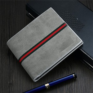 Portefeuille en cuir souple de luxe au design unique pour homme, finition en cuir souple avec rangement sécurisé pour cartes, disponible à la vente - Product Image 1