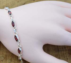 Pulsera de Plata de Ley 925 Chapada en Oro con Granate Rojo Natural en Forma de Marquesa, Gema Facetada, Ajustable de 7-8 Pulgadas de Largo - Product Image 4