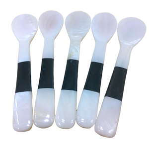 Cuchara madre perla blanca, cuchara de caviar con cuerno de búfalo 100% artesanías vietnamitas Una cuchara Perfecta para servir Caviar - Product Image 1