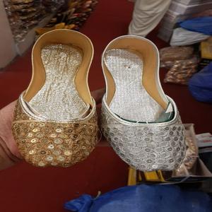 Chaussures Khussa pakistanaises pour filles avec logo gaufré, plates et légères pour le printemps - Product Image 1