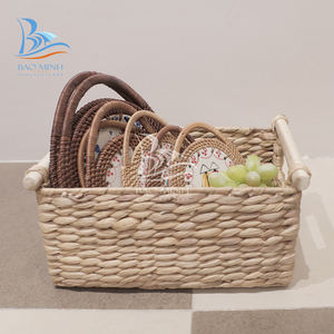 Cestas de almacenamiento rectangulares de jacinto de agua tejidas de fábrica con asas de madera para el hogar - Product Image 2