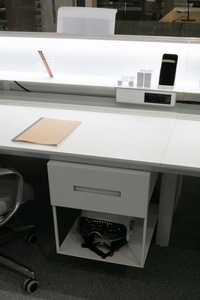 Bàn Phẫu Thuật Kim Loại Chất Lượng Cao Sản Xuất Tại Ý Ghế Dài 4 Trạm Với Bảng Âm Thanh Phía Trước Máy Tính - Product Image 2