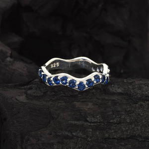 Venta al por mayor Trending 925 Sterling Silver Natural Blue Sapphire Faceted Gemstone Wave Design Eternity Band Joyería de moda para ella - Product Image 2