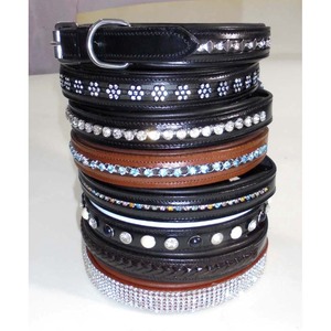 Collier de chien en cuir Diamante de créateur avec motif solide et décoration de bijoux Rivets en fer pour chiens rembourrés et non rembourrés - Product Image 1