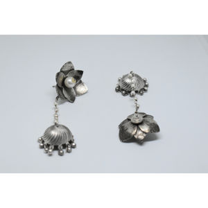 ต่างหูแบบห่วงประดับดอกไม้ทองเหลือง สไตล์อินเดีย ล่าสุด แฟชั่นปี 2025 สำหรับผู้หญิงและเด็กผู้หญิง ดูคล้ายเงินแท้ - Product Image 3