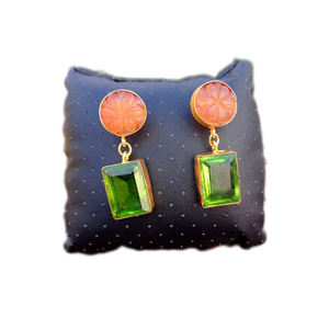 Boucles d'oreilles traditionnelles indiennes élégantes en pierre de laiton avec finition mate dorée pour femmes et filles - Product Image 3