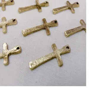 Cruces de metal hechas a medida, adecuadas para diseñadores y fabricantes de joyería religiosa, se pueden hacer en tamaños surtidos