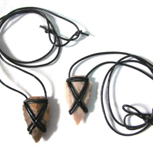 Obtenez un collier en fil d'agate avec pointes de flèche en ligne : Collier en fil d'agate avec pointes de flèche à bas prix - Product Image 1