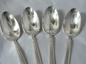 Juego de cubiertos con diseño floral y acabado plateado para comidas familiares, eventos especiales, entretenimiento y recepción de invitados, procedente de la India. - Product Image 3