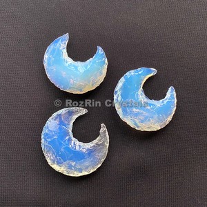 Creciente de Luna de Opalita Hecha a Mano, Gema Coleccionable de Feng Shui y Arte del Amor por Rozrin Crystals - Product Image 1