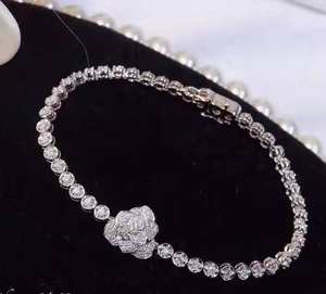 <span class=keywords><strong>Bracciale</strong></span> Tennis da Donna in Oro Bianco Puro 18K <span class=keywords><strong>con</strong></span> Diamanti Naturali e <span class=keywords><strong>Fiore</strong></span> Pavé, Nuovo Design alla Moda - Product Image 5