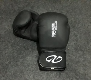 Gants de boxe Regal en cuir PU, équipement de combat durable, noir, 16 oz - Product Image 1