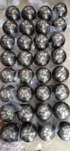 โกศสัตว์เลี้ยงแบบอเมริกัน ลายอุ้งเท้าคู่ ทำจากทองเหลือง ยี่ห้อ Brassworld India - Product Image 4