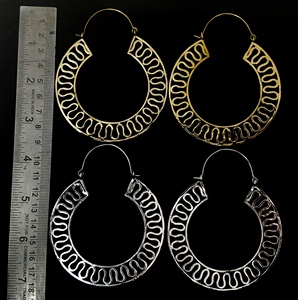 Boucles d'oreilles créoles tribales en laiton et argent gros bijoux de style africain pour la fête - Product Image 1
