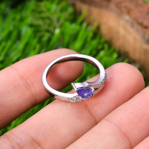 Bague en argent sterling 92.5 faite à la main 2.8 grammes de pierre précieuse de tanzanite bleue naturelle pierre de naissance de décembre bijoux religieux pour femmes - Product Image 2