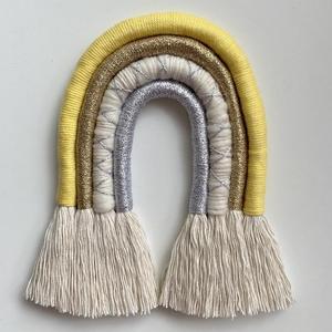 Arcoíris de macramé hecho a mano - Product Image 1