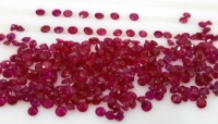 Gigli Rigli Gems предлагает уникальные дизайны ювелирных изделий с натуральными термообработанными красными рубинами круглой огранки 2 мм, изготовленными на заказ.