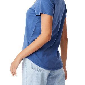 Camisetas deportivas OEM de corte relajado para mujer, cómodas y suaves, con cuello en V, para entrenamiento, correr, color azul liso. - Product Image 4