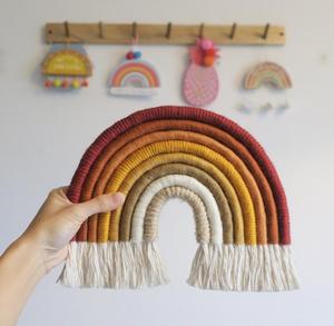ชุดราตรีสีแดงโกเมนที่สง่างามและสวยงาม |   รุ้งแขวนผนังคุณภาพสูง - Product Image 1