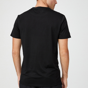 Camiseta OEM personalizada ecológica de manga corta suave en color negro con diseño y logotipo personalizados - Product Image 3