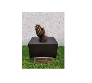 Brassworld India Oración Mano Cremación Urna Calidad Suministros funerarios - Product Image 1
