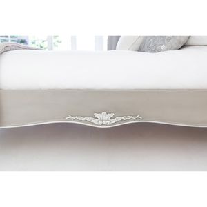 Muebles de dormitorio de madera tallada doble de lujo francés Diseños de cama blanda de madera maciza para uso doméstico - Product Image 5