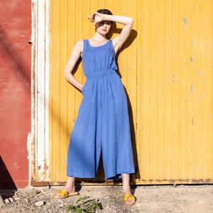 Vestido largo de lino con cuello cuadrado, sin mangas, en color azul claro, de tela crepé, con el último diseño de moda de Friday Blue. - Product Image 3