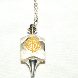 Pendentif en quartz cristal pour chakra et Reiki, sculpté et gravé, objet d'art et de collection - Product Image 1