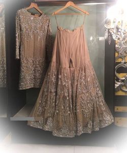 Kurta de seda pesada nupcial de moda 2021 con Sarara adornado con cuentas de cristal y trabajo Resham para bodas - Product Image 1