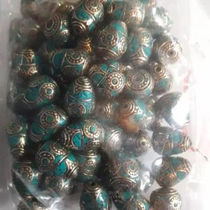 Cuentas de latón con incrustaciones de piedra verde con coloridos patrones redondos y ovalados Hueso de coral de concha suelta con detalles en blanco y rojo - Product Image 6