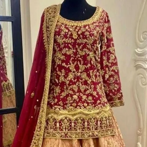 -新着-まばゆいばかり-Lehengaのクルティ-結婚式のためのクリスタルガラスビーズの石の仕事で美しい装飾が施されたブライダルドレス = 2021