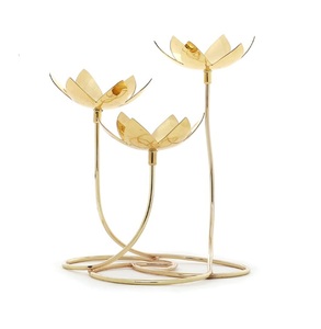 Candelabro de Latón de Seis Brazos, Decoración Elegante para el Hogar Hecha a Mano con Acabado Personalizado por BRASSWORLD INDIA - Product Image 3